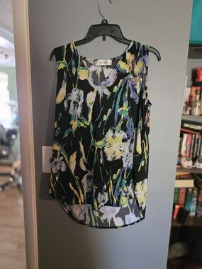 Jones Studio Black Sleeveless Floral V-Neck Top with Yellow and Purple Accents